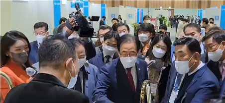 김점배 제20차 세계한상대회 대회장, 김성곤 재외동포재단 이사장과 김두겸 울산시장이 직접 티클린스마트세척기에 손을 넣어서 세척시연에 참여하고 응원하고 있다/사진제공=타미나컴퍼니