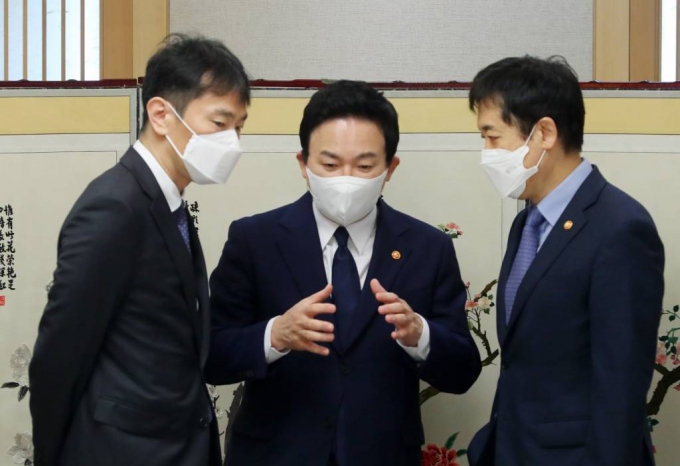 원희룡(왼쪽 두번째) 국토교통부 장관이 10일 오전 서울 종로구 정부서울청사에서 열린 제3차 부동산 관계장관회의에 참석해 이복현(왼쪽) 금감원장, 김주현 금융위원장과 대화하고 있다. /사진제공=뉴시스