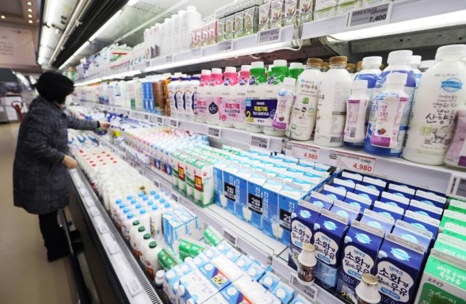 서울 서초구 농협유통 하나로마트 양재점에서 우유가 판매되고 있다. /사진= 뉴시스