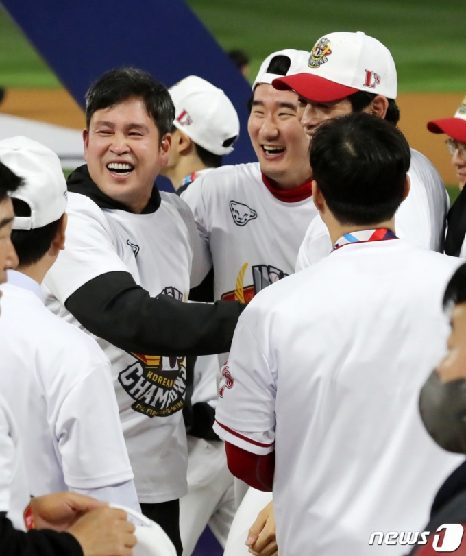 (인천=뉴스1) 김진환 기자 = 8일 오후 인천시 미추홀구 SSG 랜더스필드에서 열린 프로야구 '2022 신한은행 SOL KBO 포스트시즌' 한국시리즈 6차전 키움 히어로즈와 SSG 랜더스의 경기에서 4대3으로 승리하며 우승을 차지한 정용진 SSG 구단주와 오태곤, 이태양과 기쁨을 나누고 있다. 2022.11.8/뉴스1 Copyright (C) 뉴스1. All rights reserved. 무단 전재 및 재배포 금지.