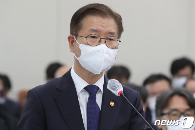 (서울=뉴스1) 허경 기자 = 이정식 고용노동부 장관이 10일 서울 여의도 국회에서 열린 환경노동위원회 전체회의에서 예산안 제안 설명을 하고 있다. 2022.11.10/뉴스1 Copyright (C) 뉴스1. All rights reserved. 무단 전재 및 재배포 금지.