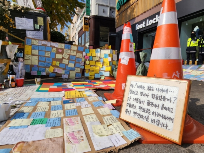 11일 서울 6호선 이태원역 1번 출구 앞. 포스트잇에 써놓은 애도 메시지가 빼곡히 붙어있다. / 사진=박상곤기자