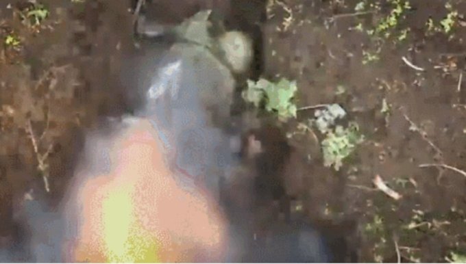 한 러시아 병사가 참호 안에 떨어진 우크라이나 군의 수류탄을 내던지고 있다. /비세그라드24 트위터 