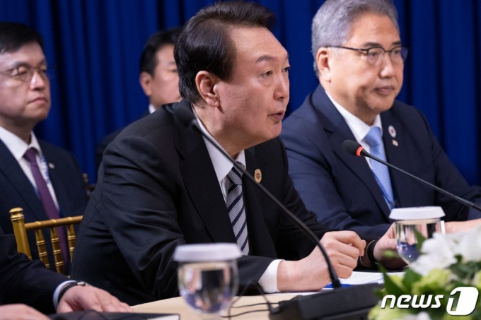 (AFP=뉴스1) 안은나 기자 = 윤석열 대통령이 13일 캄보디아 프놈펜에서 열린 한미일 정상회담에서 발언하고 있다. ⓒ AFP=뉴스1 Copyright (C) 뉴스1. All rights reserved. 무단 전재 및 재배포 금지.