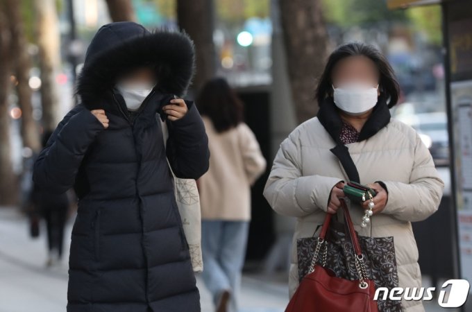 서울 최저기온이 0도를 보이는 등 올 가을들어 가장 추운 날씨를 보인 지난 4일 서울 서초역사거리 인근에서 두터운 옷차림의 시민들이 발걸음을 재촉하고 있다./사진= 뉴스1