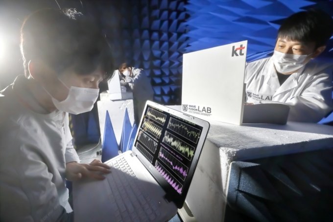 KT 융합기술원 및 서울대학교 연구원이 RIS(지능형 반사 표면) 기술의 성능을 검증하는 모습. /사진=KT