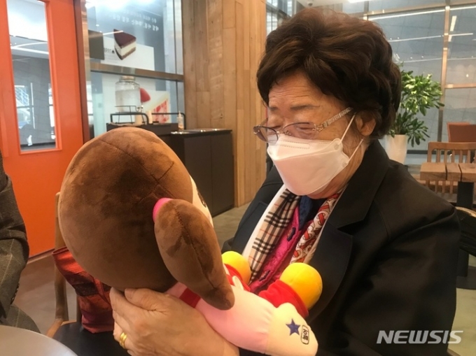 인공지능(AI) 기업 미스터마인드가 일본군 위안부 피해자 이용수 할머니에게 돌봄로봇을 기증했다/자료사진=미스터마인드 2022.10.23. photo@newsis.com