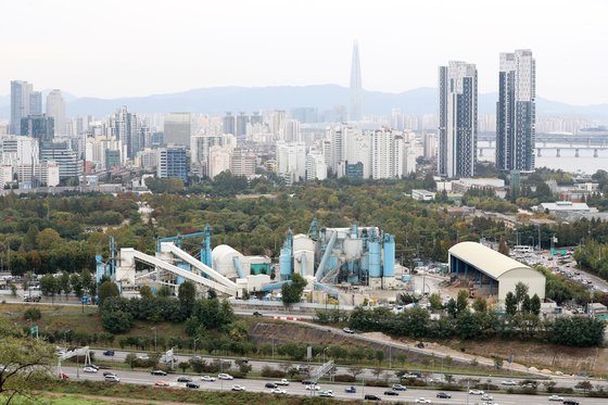 = 성수동 삼표 레미콘 공장이 오는 2022년 6월까지 이전·철거를 마무리 한다. 서울시는 18일  성동구, 부지 소유주인 현대제철, 삼표산업과 &#039;서울숲 완성을 위한 삼표산업 성수공장 이전협약&#039;을 체결했다. 이로써 서울시는 철거 부지 2만7828㎡를 포함한 서울숲 일대 개발구상을 내년 2월까지 수립해 미완의 서울숲을 완성하는 공원화 준비에 본격 착수한다. 사진은 이날 서울 성동구 삼표 레미콘 공장. 2017.10.18/뉴스1  