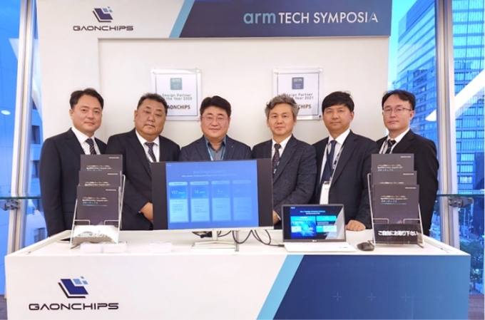  ARM 테크 심포지아 재팬 가온칩스 부스 (좌측부터) 가온칩스 김순곤 상무, 정규동 대표이사, 황선욱 ARM 사장, 가온칩스 전순현 전무, 이상배상무, 오영재 위원 /사진제공=가온칩스