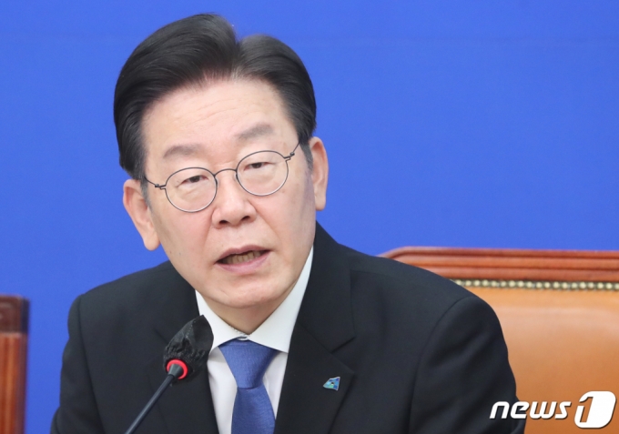 이재명 더불어민주당 대표가 17일 오전 서울 여의도 국회에서 열린 지역화폐 예산확보를 위한 간담회에서 모두 발언을 하고 있다/사진=뉴스1 제공