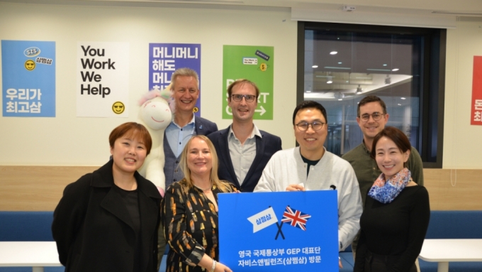 지난 15일 자비스앤빌런즈 사무실에서 김법섭(오른쪽 세번째) 자비스앤빌런즈 대표와 미쉘 데이비드슨 존슨(왼쪽 세번째) GEP 총괄이 만나 영국 진출 방안에 대해 논의했다. /사진제공=자비스앤빌런즈