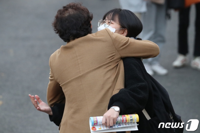 2023학년도 대학수학능력시험일인 17일 오후 대구 수성구 혜화여고 교문 앞에서 오랜 시간 기다리던 수험생 아버지가 수능을 마치고 나오는 딸을 안아주고 있다./사진=뉴스1