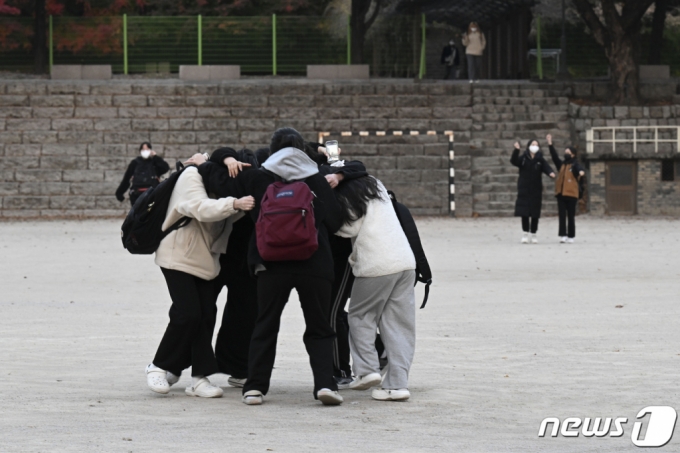 2023학년도 대학수학능력시험일인 17일 오후 서울 중구 이화여자외국어고등학교에서 시험을 마친 수험생들이 고사장을 나서며 서로를 격려하고 있다./사진=뉴스1