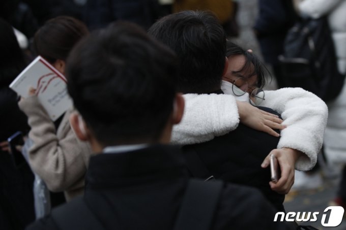 2022학년도 대학수학능력시험일인 지난해 11월 18일 오후 서울 종로구 덕성여자고등학교에서 시험을 마친 수험생이 학부모와 포옹하고 있다./사진=뉴스1