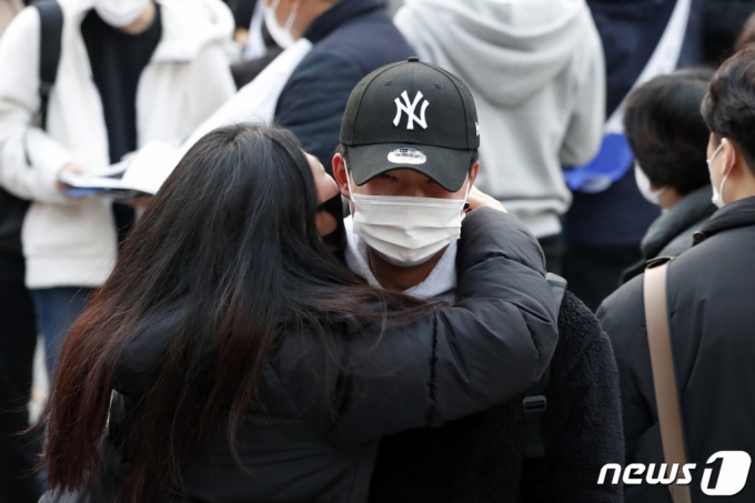 2022학년도 대학수학능력시험일인 18일 오후 서울 서초구 서초고등학교에서 시험을 마친 수험생들이 교문을 나서고 있다./사진=뉴스1