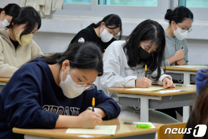 (포항=뉴스1) 최창호 기자 = 2023학년도 대학수학능력시험일인 17일 오전 시험장인 경북 포항시 남구 영일고등학교에서 수험생들이 1교시 답안지를 작성하고 있다. 2022.11.17/뉴스1 Copyright (C) 뉴스1. All rights reserved. 무단 전재 및 재배포 금지.