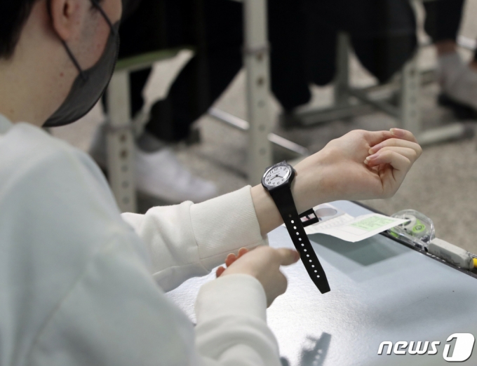 (부산=뉴스1) 김영훈 기자 = 2023학년도 대학수학능력시험일인 17일 오전 부산 남구 대연고등학교에서 한 수험생이 시계를 차고 있다. (사진공동취재단) 2022.11.17/뉴스1 Copyright (C) 뉴스1. All rights reserved. 무단 전재 및 재배포 금지.