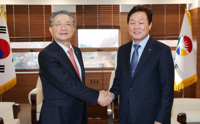 박완수 경남도지사(오른쪽)가 이한준 한국토지주택공사 사장과 지역발전사업 협력방안을 논의하고 기념촬영을 하고 있다./사진제공=경남도