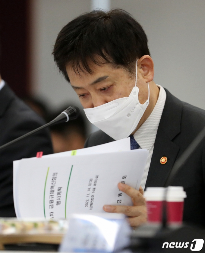 (서울=뉴스1) 김진환 기자 = 김주현 금융위원장이 14일 오전 서울 중구 명동 은행회관에서 열린 제4차 금융규제혁신회의에서 회의 자료를 살펴보고 있다. 2022.11.14/뉴스1  Copyright (C) 뉴스1. All rights reserved. 무단 전재 및 재배포 금지.