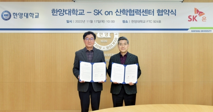 김찬형 한양대 공대학장(왼쪽), 최경환 SK온 차세대배터리 담당 /사진=SK온