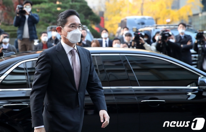 이재용 삼성전자 회장이 17일 오후 무함마드 빈 살만 사우디아라비아 왕세자 겸 총리 숙소인 서울 중구 롯데호텔로 들어서고 있다. 2022.11.17/사진 = 뉴스1