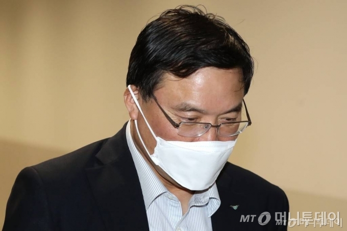 구본환 인천국제공항공사 사장이 25일 인천국제공항에서 기획재정부 산하 공공기관운영위원회 해임안 의결에 대한 간담회를 위해 기자실로 향하고 있다. /사진=이기범 기자 leekb@