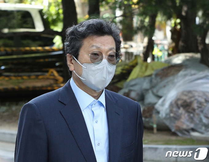 (서울=뉴스1) 신웅수 기자 = 강영권 에디슨모터스 회장이 7일 오전 서울 양천구 남부지방법원에서 열린 구속 전 피의자심문(영장실질심사)에 출석하고 있다. 강 회장은 쌍용자동차 인수 추진 과정에서 허위정보를 공시해 주가를 조작한 혐의를 받고 있다. 2022.10.7/뉴스1 Copyright (C) 뉴스1. All rights reserved. 무단 전재 및 재배포 금지.