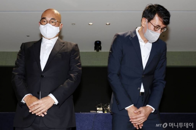 남궁훈·홍은택 카카오 각자대표가 지난달 19일 오전 경기 성남시 카카오 아지트에서 열린 판교 데이터센터 화재로 인한 서비스 장애 사태 관련 기자회견에서 이용자들에게 고개 숙여 사과하고 있다. /사진=김휘선 기자 hwijpg@
