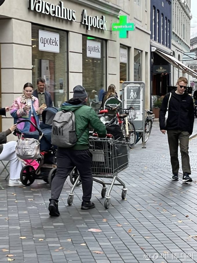 15일 덴마크 코펜하겐 중심가에선 길가에 버려진 페트병을 모으는 사람들을 쉽게 발겨할 수 있다. /사진=김훈남