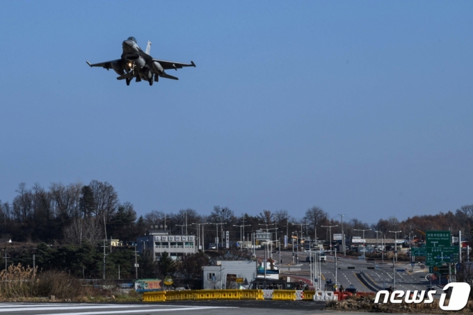 (=1) = 16   KF-16 Ⱑ ѹ  Ȱַ Ʒ    Ȱַο ϰ ִ.   ̹ Ʒ ѹ    Ӵɷ Ȯ Ȱַ ɷ ϱ  ǽ 츮  KF-16, F-5, TA-50, CN-235   F-16, A-10  Ʒÿ ߴ. ( ) 2022.11.16/1  Copyright (C) 1. All rights reserved.     .