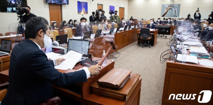 정청래 국회 과학기술정보방송통신위원장이 지난달 17일 서울 여의도 국회에서 열린 과학기술정보방송통신위원회 전체회의에서 2022년도 국정감사 증인 및 참고인 출석 변경의 건을 의결하고 있다.  국회 과방위는 이날 카카오 먹통 사태와 관련, 최태원 SK회장, 김범수 카카오 의장, 이해진 네이버 GIO, 박성하 SK C&C 대표, 홍은택 카카오 대표, 최수연 네이버 대표를 국정감사 증인으로 채택했다. /사진=뉴스1.