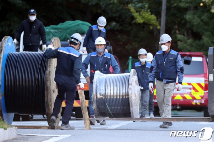 지난달 17일 오전 경기 성남시 분당구 SK C&C 판교캠퍼스 카카오 데이터센터 화재현장에서 관계자들이 와이어로프 등 복구작업을 위한 자재를 옮기고 있다. /사진=뉴스1.