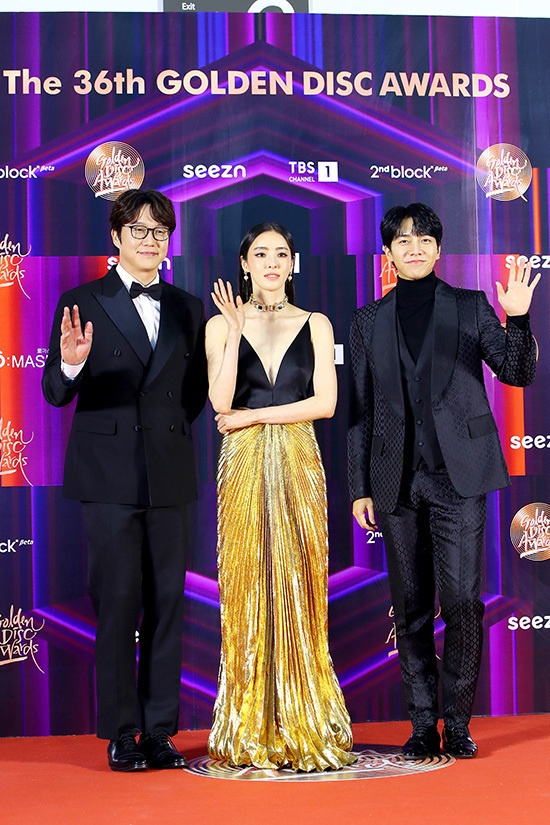 (서울=뉴스1) = 가수 성시경(왼쪽부터), 이다희, 이승기가 8일 오후 서울 고척 스카이돔에서 진행된 '36회 골든디스크 어워즈'에 참석해 포즈를 취하고 있다. (골든디스크 어워즈 사무국 제공) 2022.1.8/뉴스1