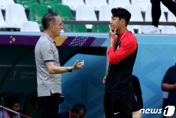 (알라이얀(카타르)=뉴스1) 이광호 기자 = 파울루 밴투 대한민국 축구대표팀 감독과 손흥민이 21일 오전(현지시간) 카타르 알라이얀의 에듀케이션 시티 스타디움을 찾아 대화하고 있다.   에듀케이션 시티 스타디움은 대한민국 축구대표팀이 이번 카타르 월드컵에서 조별 예선 3경기를 모두 치르는 경기장이다. 2022.11.21/뉴스1  Copyright (C) 뉴스1. All rights reserved. 무단 전재 및 재배포 금지.