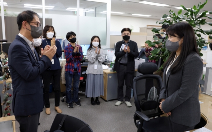 11월22일 문체부에 첫 출근한 청년보좌역 최수지씨(맨 오른편)를 같이 일하게 될 동료 직원들이 환영하고 있다. /사진=문체부