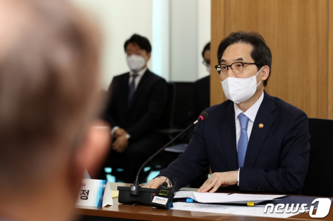 (성남=뉴스1) 조태형 기자 = 한기정 공정거래위원장이 22일 경기도 성남시 경기창조경제혁신센터에서 열린 앱개발 업계 관계자들과의 간담회에서 발언하고 있다. 2022.11.22/뉴스1  Copyright (C) 뉴스1. All rights reserved. 무단 전재 및 재배포 금지.