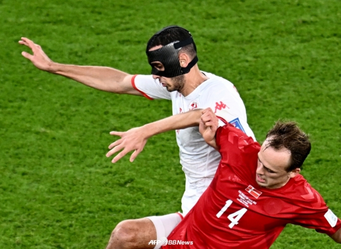 튀니지 대표팀의 미드필더 엘리에스 스키리(위)가 볼 경합을 벌이고 있다. /AFPBBNews=뉴스1