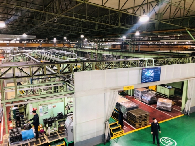 대동 대구 본사 공장에 스마트 팩토리 안내판이 적용돼 있다. 대형 모니터를 통해 공정 단계를 확인 할 수 있는 스마트 팩토리 시스템이 도입된 모습./사진=이재윤 기자 