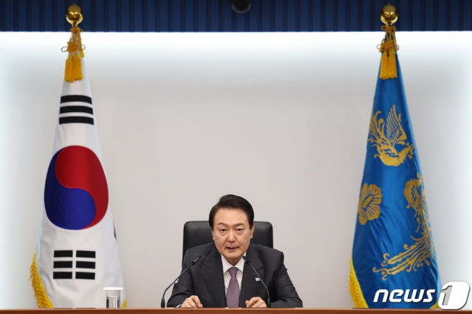 (서울=뉴스1) 오대일 기자 = 윤석열 대통령이 23일 용산 대통령실 청사에서 일론 머스크(Elon Musk) 미국 테슬라·스페이스X CEO와 화상 면담을 하고 있다. 이날 면담은 윤 대통령이 머스크 CEO와 글로벌 기술 혁신에 대한 의견을 교환함과 동시에 전기차 생산과 관련한 한국에서의 투자 협력방안을 구체적으로 논의하기 위해 이루어졌다. (대통령실 제공) 2022.11.23/뉴스1 Copyright (C) 뉴스1. All rights reserved. 무단 전재 및 재배포 금지.