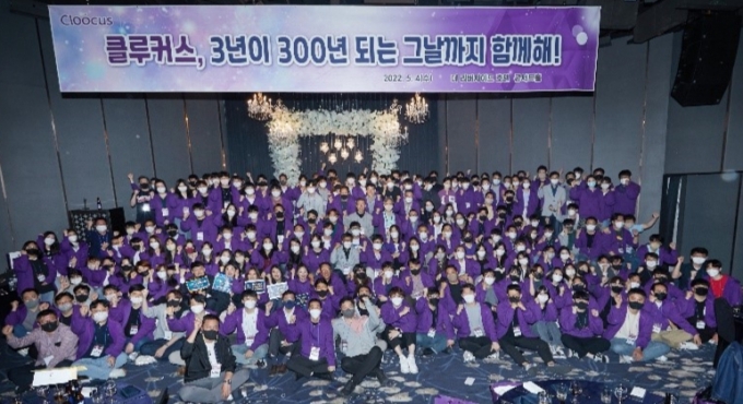 클루커스 3주년 창립 기념일 행사에서 임직원들이 기념 촬영 중이다/사진제공=클루커스