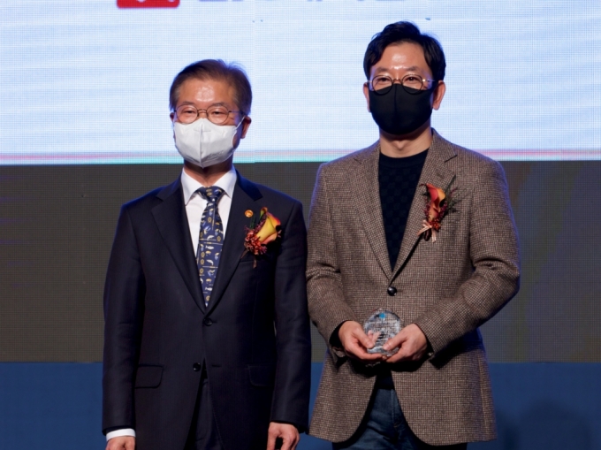 23일 서울 대치동 섬유센터에서 진행된 고용노동부 주관 '일&middot;생활 균형 컨퍼런스'에서 박일한 우아한형제들 조직문화혁신부문장(오른쪽)이 이정식 고용노동부 장관으로부터 표창을 받았다. /사진=우아한형제들