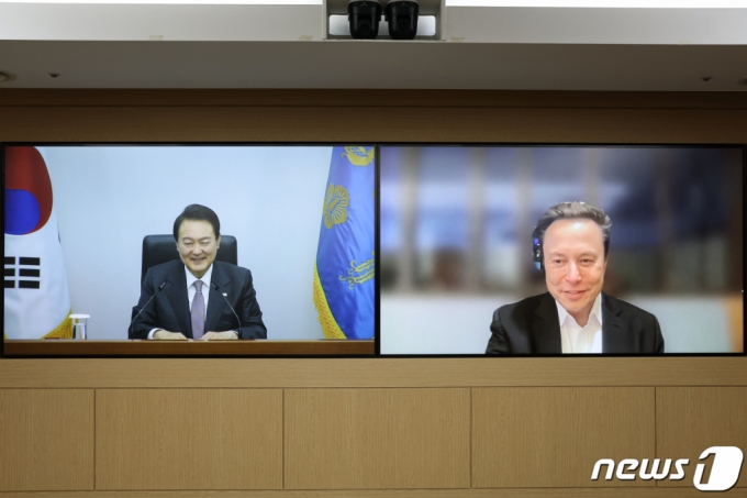 윤석열 대통령이 23일 용산 대통령실 청사에서 일론 머스크(Elon Musk) 미국 테슬라·스페이스X CEO와 화상 면담을 하고 있다. 이날 면담은 윤 대통령이 머스크 CEO와 글로벌 기술 혁신에 대한 의견을 교환함과 동시에 전기차 생산과 관련한 한국에서의 투자 협력방안을 구체적으로 논의하기 위해 이루어졌다. (대통령실 제공) /사진=뉴스1