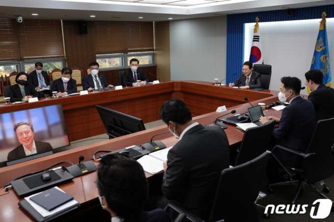 윤석열 대통령이 23일 용산 대통령실 청사에서 일론 머스크(Elon Musk) 미국 테슬라·스페이스X CEO와 화상 면담을 하고 있다. 이날 면담은 윤 대통령이 머스크 CEO와 글로벌 기술 혁신에 대한 의견을 교환함과 동시에 전기차 생산과 관련한 한국에서의 투자 협력방안을 구체적으로 논의하기 위해 이루어졌다. (대통령실 제공) /사진=뉴스1