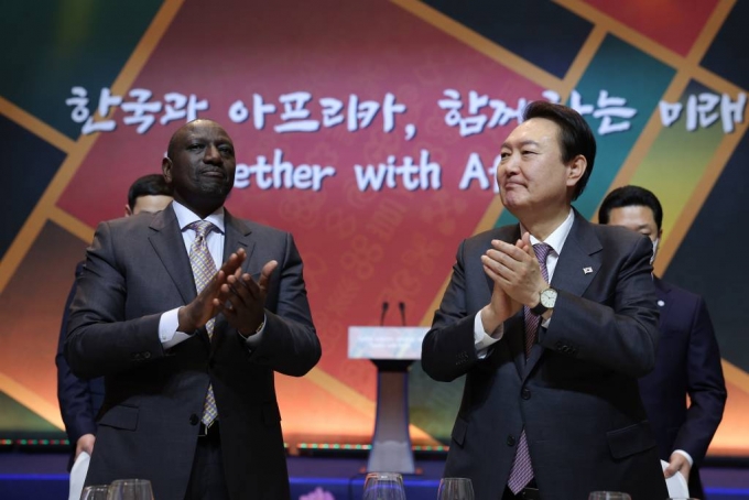 윤석열 대통령과 윌리엄 루토 케냐 대통령이 23일 오후 서울 여의도 콘래드 호텔에서 열린 아프리카 대사단 초청 만찬에서 박수치고 있다. (사진=대통령실 제공) /사진=뉴시스