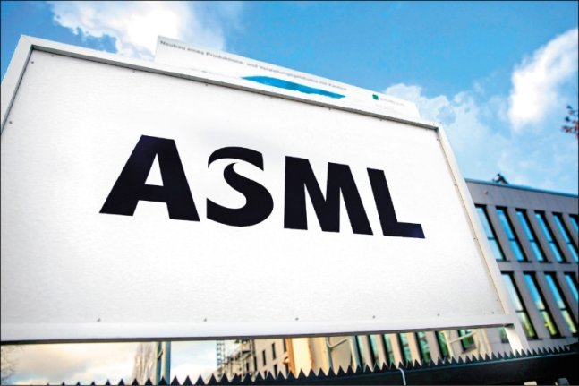 반도체 필수 장비인 극자외선(EUV) 장비를 독점 생산하는 네덜란드의 ASML /ⓒ블룸버그