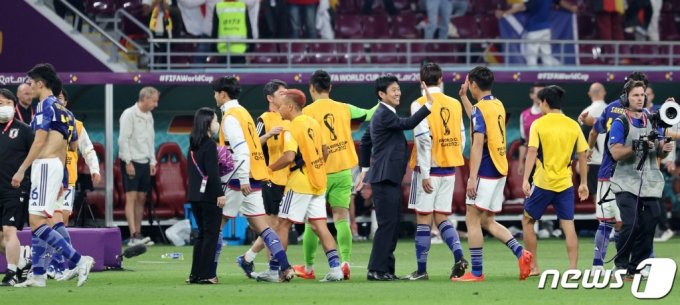지난 23일(한국시간) 2022 국제축구연맹(FIFA) 카타르 월드컵 E조 1차전에서 독일을 상대로 2대1 역전승을 거둔 일본 모리야스 하지메 감독이 선수들과 기쁨을 나누고 있다./사진=뉴스1