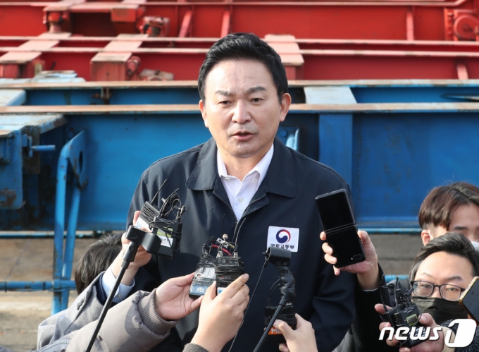 (의왕=뉴스1) 송원영 기자 = 원희룡 국토교통부 장관이 24일 오전 경기 의왕시 내륙컨테이너기지(ICD)에서 열린 '화물연대 집단운송거부' 관련 긴급 현장상황회의에서 취재진의 질문을 받고 있다. 2022.11.24/뉴스1 Copyright (C) 뉴스1. All rights reserved. 무단 전재 및 재배포 금지.