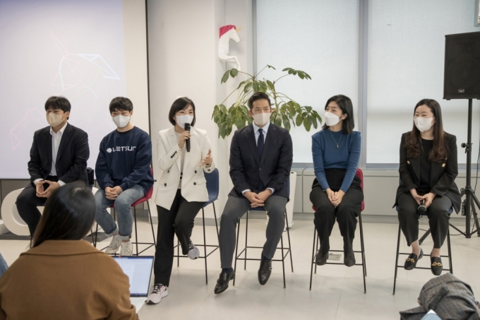 C랩 아웃사이드 4기 주요 스타트업들이 발표하는 모습./사진제공=삼성전자