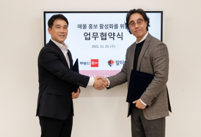 남형규 부동산R114 상무(사진 왼쪽)와 김만 무문아이엔씨 대표(오른쪽)가 '매물DB 제공을 통한 매물 홍보 활성화 업무협약'을 체결하고 기념촬영하고 있다. /사진=부동산R114)