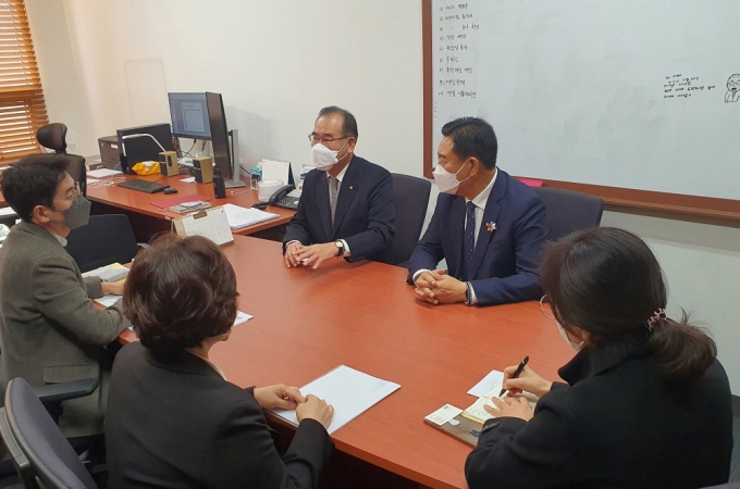 김한종 장성군수가 KDI와 기재부 관계자를 만나 국립심뇌혈관연구소 조속한 설립 요청.(기재부 관계자 면담 장면)